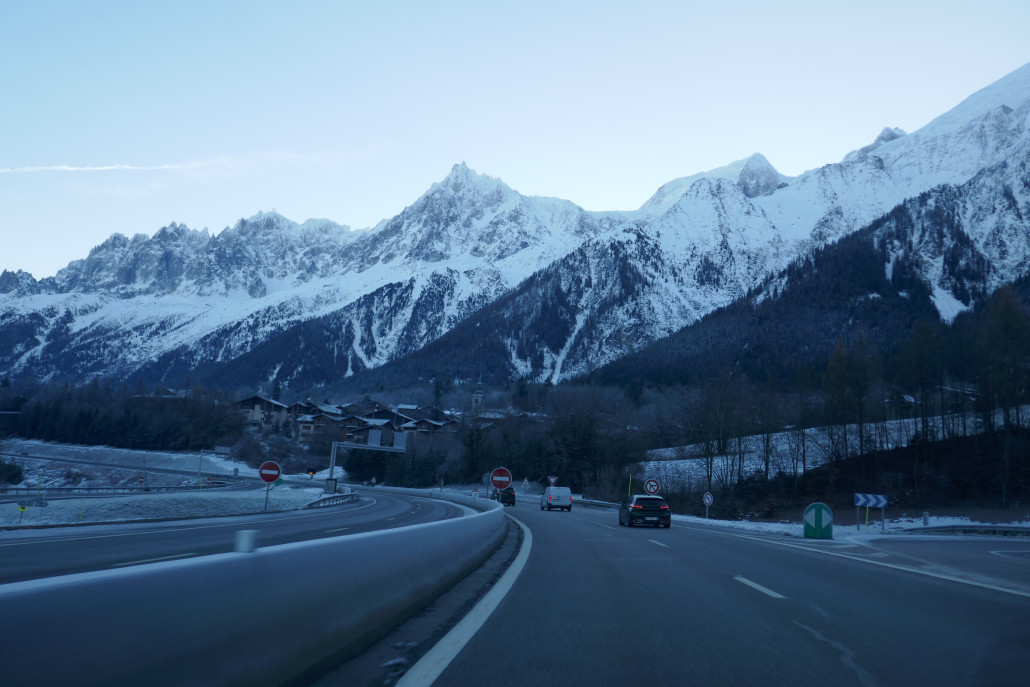 Bei der Anfahrt am Morgen im Tal von Chamonix lag bis kurz vor Chamonix nur sehr wenig Schnee.