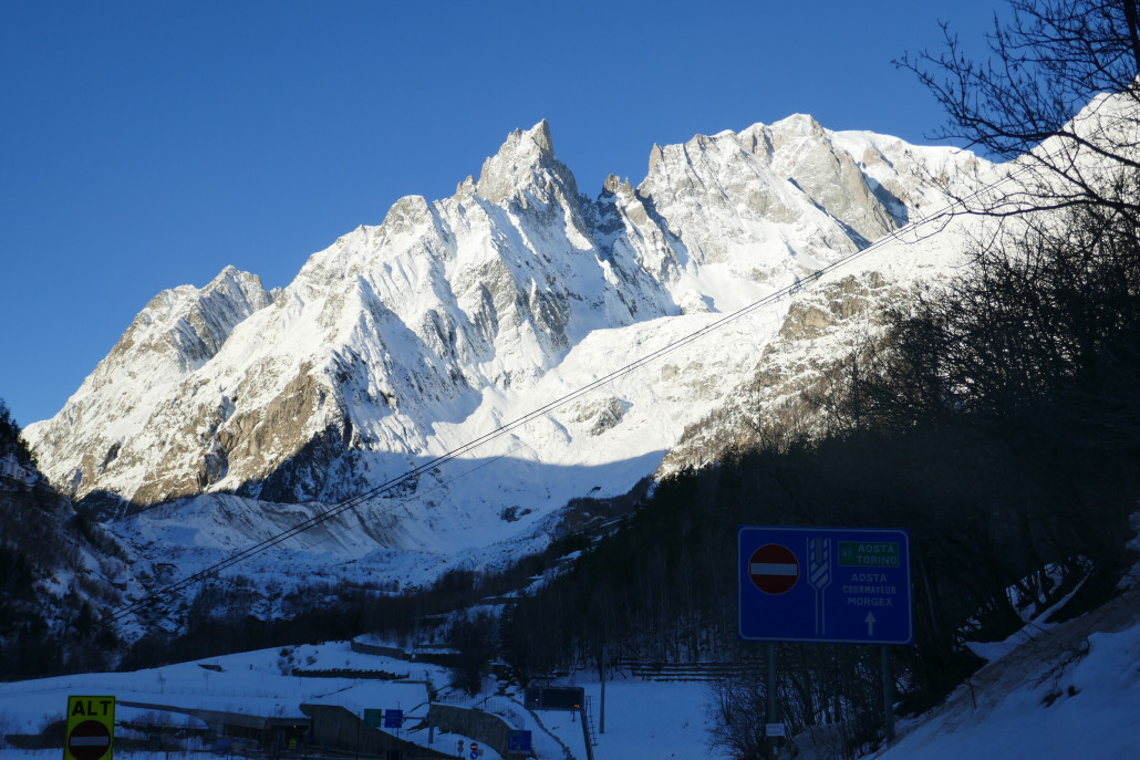 Südlich des Tunnels war es dann schon gleich viel heller im Vergleich zum schattigen Arve-Tal nördlich des Mont Blancs. Das Seil ist von der PB zur Punta Helbronner die ebenfalls in Courmayeur startet.