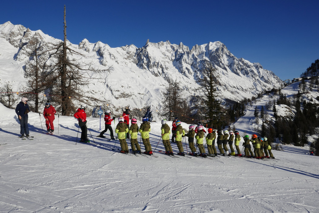 Der örtliche Nachwuchs wird vor prächtiger Kulisse instruiert.