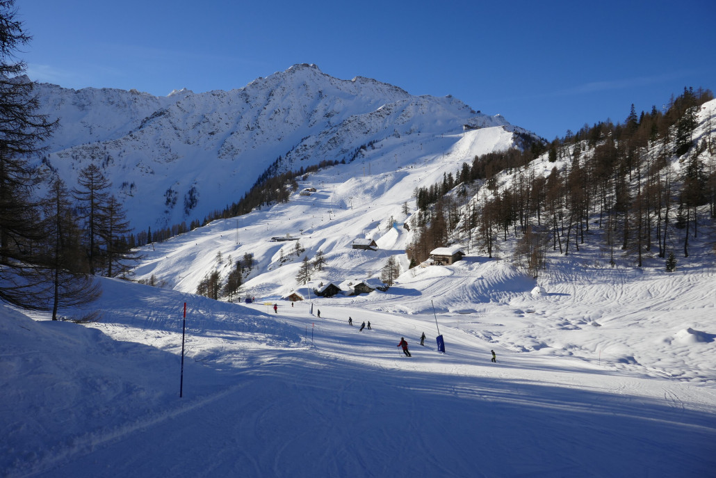 Man gelangt mit der 3SB Dzeleuna dorthin, muss vorher aber erst wieder ein Stück Richtung Plan Checrouit abfahren.