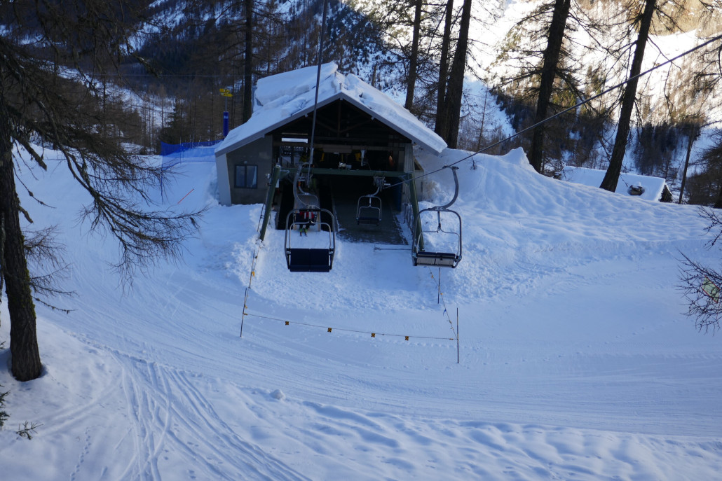 Urige Nascivera 2SB Peindent von 1971. Die Sessel wurden mal erneuert, aber die Stationen und Portalstützen sind geblieben.