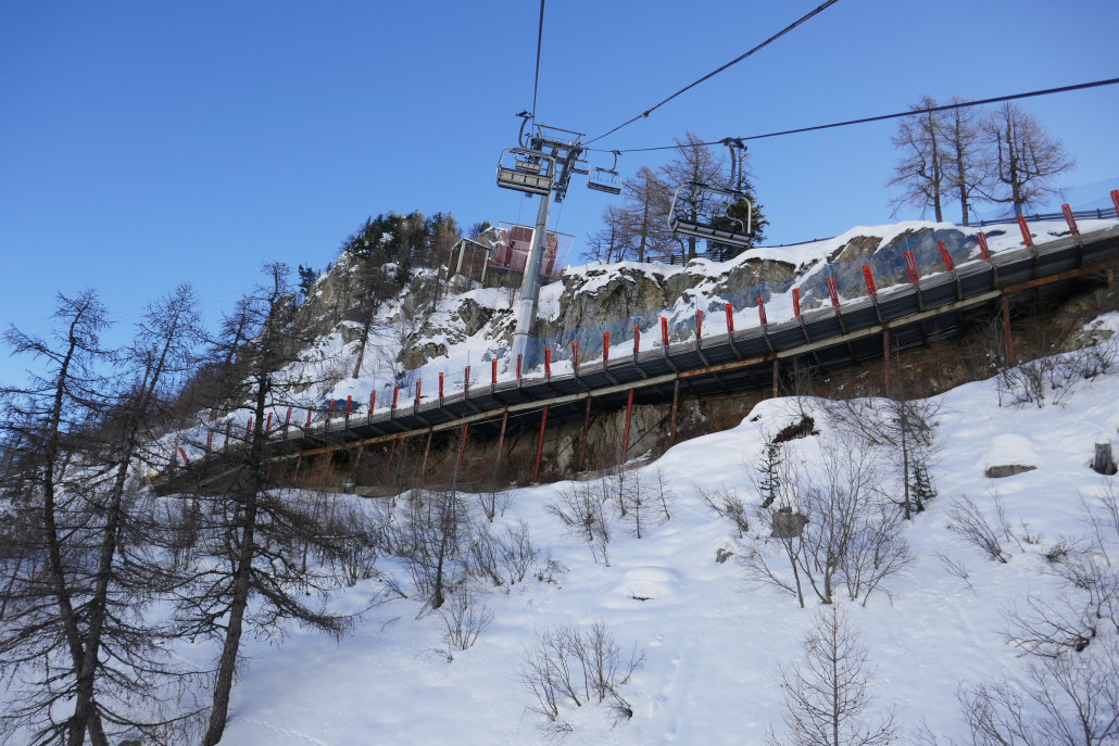Zerotta 4KSB Bergstation und aufgeständerte Piste.