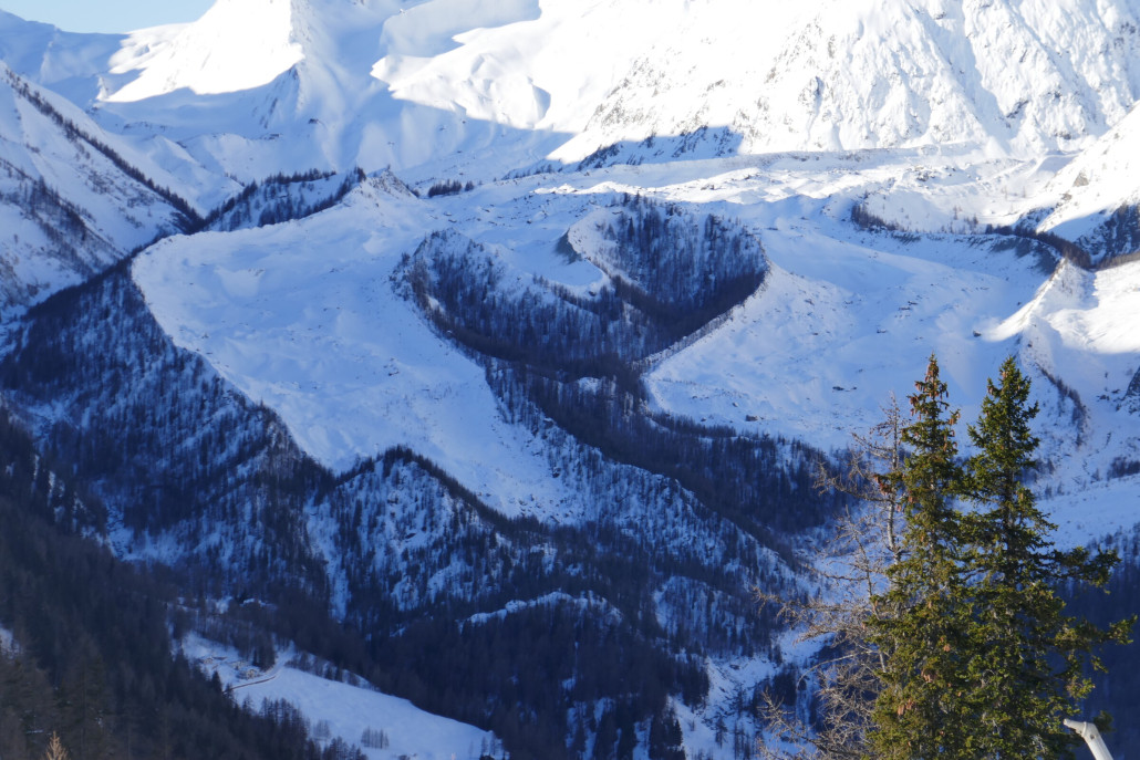 Gletschermuränen im Tal, die fast wie Pisten aussehen.