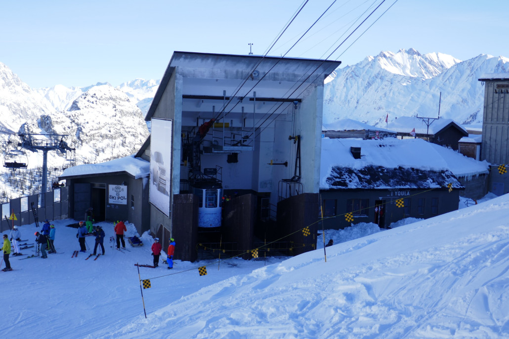 Jetzt wird es spannend und trashig: PB Youla aus den frühen sechziger Jahren, gebaut von Ceretti &amp; Tanfani. Heutzutage für 20 Personen plus 1 Kabinenführer, ehemals waren insgesamt 26 erlaubt.