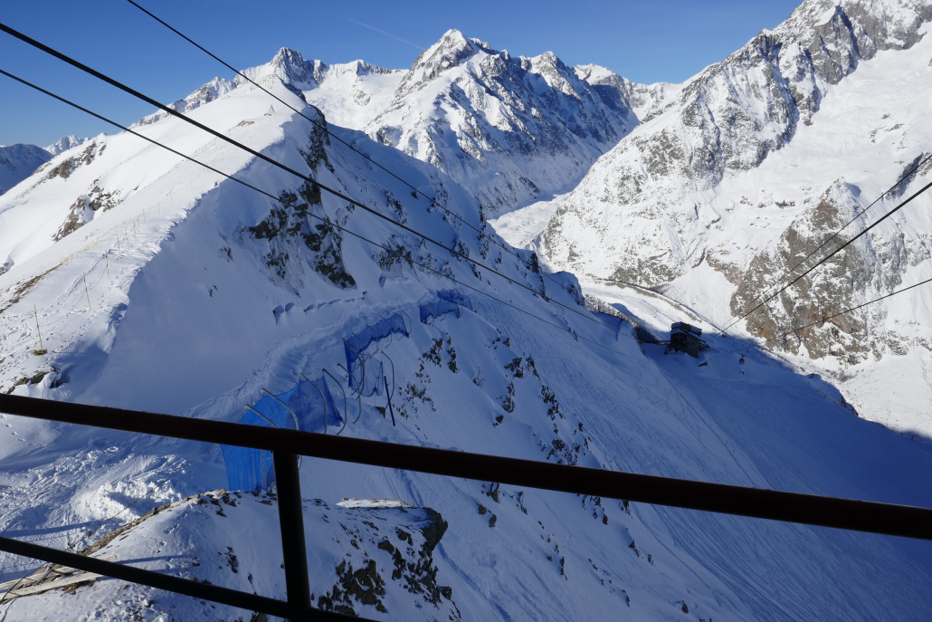 Danach ging es ohne Wartezeit mit der PB Arp weiter. Auf dem Pistenplan im Tal war sie geschlossen gemeldet. An der Youla Talstation stand: “Funivia Arp: Solo Fiuri Piste / Only Off-Piste”
