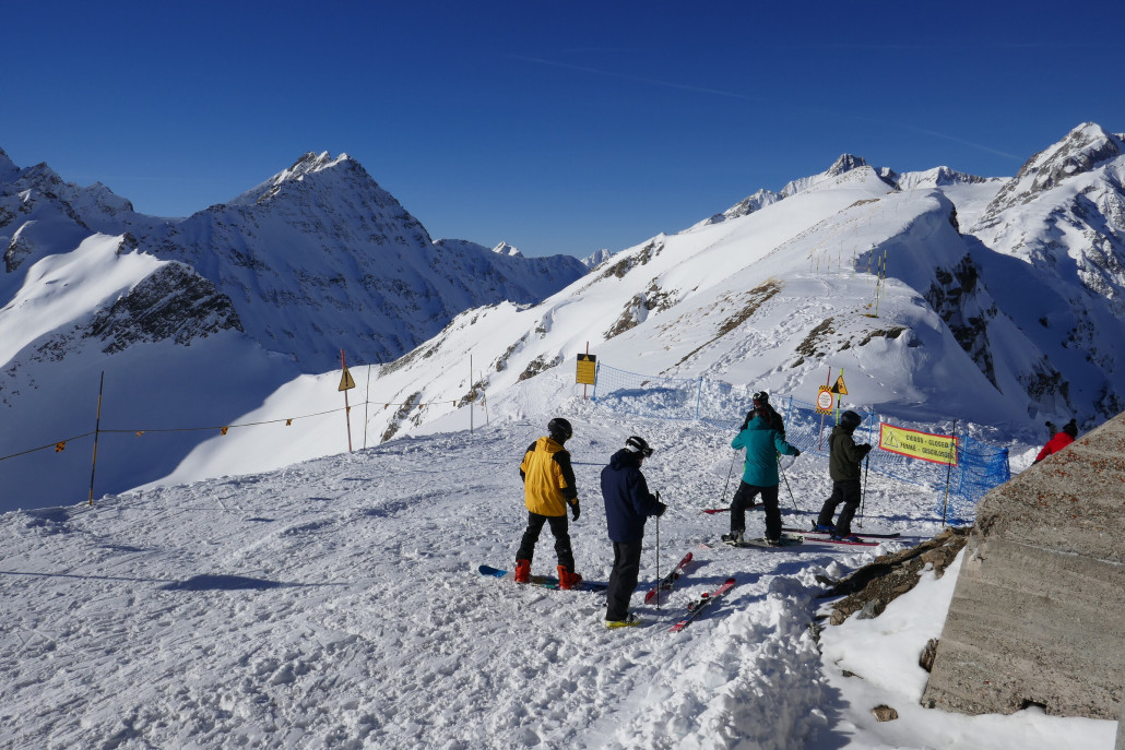 Panorama nach Nordwesten. Geradeaus in der Mitte startet die Val Veny Off-Piste-Route über den Sattel, zu der auch ein paar wenige Spuren hinführten. Sicherlich aktuell wegen der mauen Schneelage unterhalb 1400 ein mühseliges Unterfangen mit viel Lauferei am Ende.