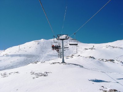 In der 4-KSB Signal. Links oben die gletscherfreie Abfahrt &amp;quot;Signal rouge&amp;quot;. Rechts viel freier Skiraum in Richtung Clot de Chalance.