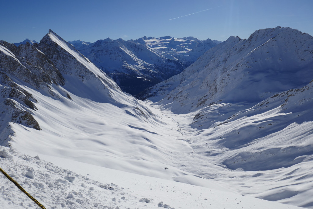 Panorama nach Süden Richtung La Thuile (rechst hinter dem Berg). Links hinter der Station beginnt die Vallone Arpetta Off-Piste-Route, aber auch hier liegt unten kaum bis gar keine Schnee.