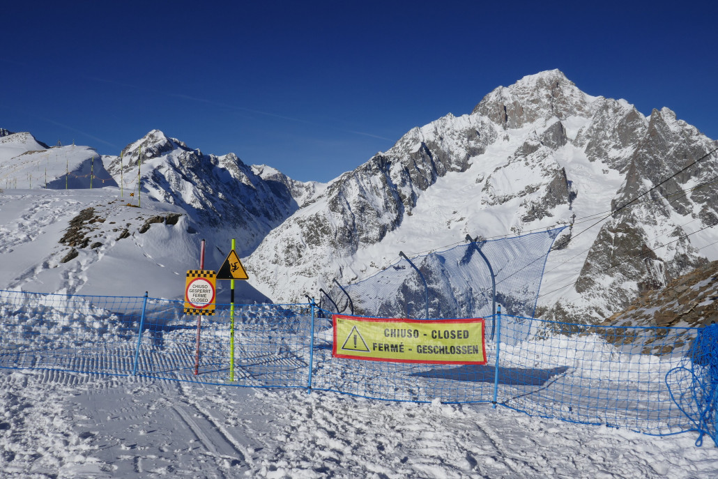 Die einzige vernünftige und von den Liftbediensteten tolerierte Option von hier wieder mit Skiern runterzukommen…