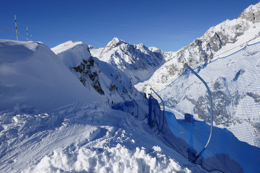 Man sollte hier schon aufpassen… Eisig, schmal und die Netze sind unten noch hochgerollt, so dass sie keine Schutz bieten. Und danach geht es mächtig weit und sehr steil runter…