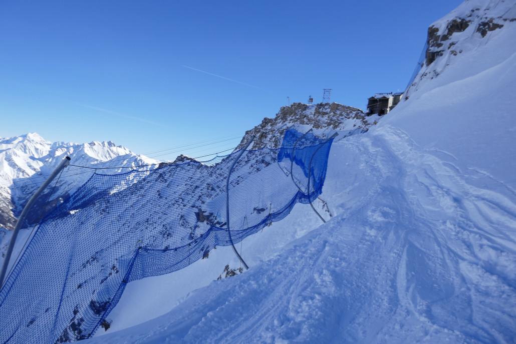 Blick zurück. Da in der leichten Senke ist tatsächlich 2 Skifahrer vor mir ein andere Skifahrer unter dem Netz „durchgefallen“. Das war schon haarig aber er hat sich ca. 100 Hm weiter unter ohne Skier wieder aufgerappelt und sein Begleiter ist ihm zu Hilfe geeilt.