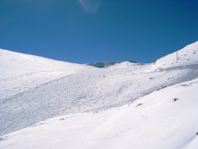 Blick aus der 4-KSB Signal auf die Abfahrten &amp;quot;Signal&amp;quot; und &amp;quot;Roche Mantel&amp;quot;. Man sieht gut, wie weit die 3-SB vom Gletscher entfernt steht. Da müssens was machen!