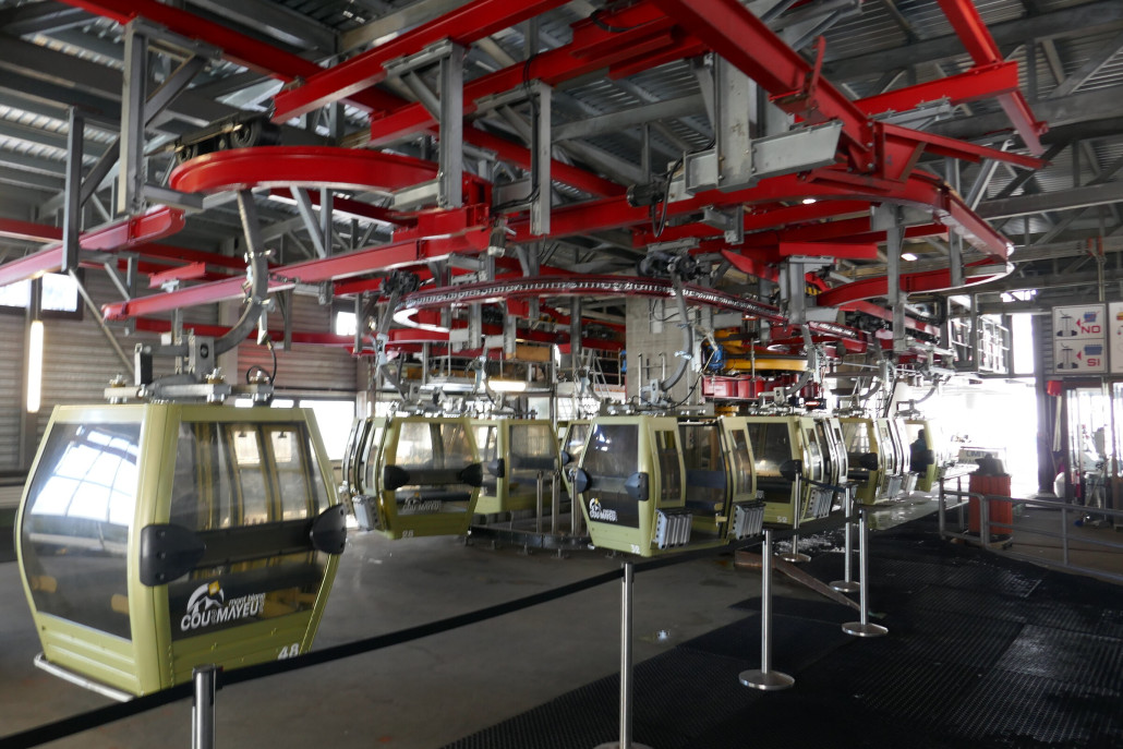 Extrem niedrige Kabinen, damit die Technik der Bahn ohne weitere Anpassungen im Stationsumlauf weiterverwendet werden konnten.