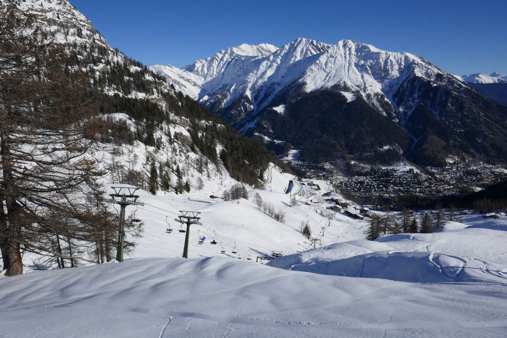 Maison Vielle 2SB und Courmayeur im Hintergrund, wo ich jetzt hinwollte. <br />Die gesperrte Talabfahrt war kein Vergnügen. Nur grundpräpariert und durchgehend eisig oder harter festgefrorener Schnee. Hier hat der Regen ganze Arbeit geleistet. Aber besser so, als mit der EUB ins Tal abzufahren.