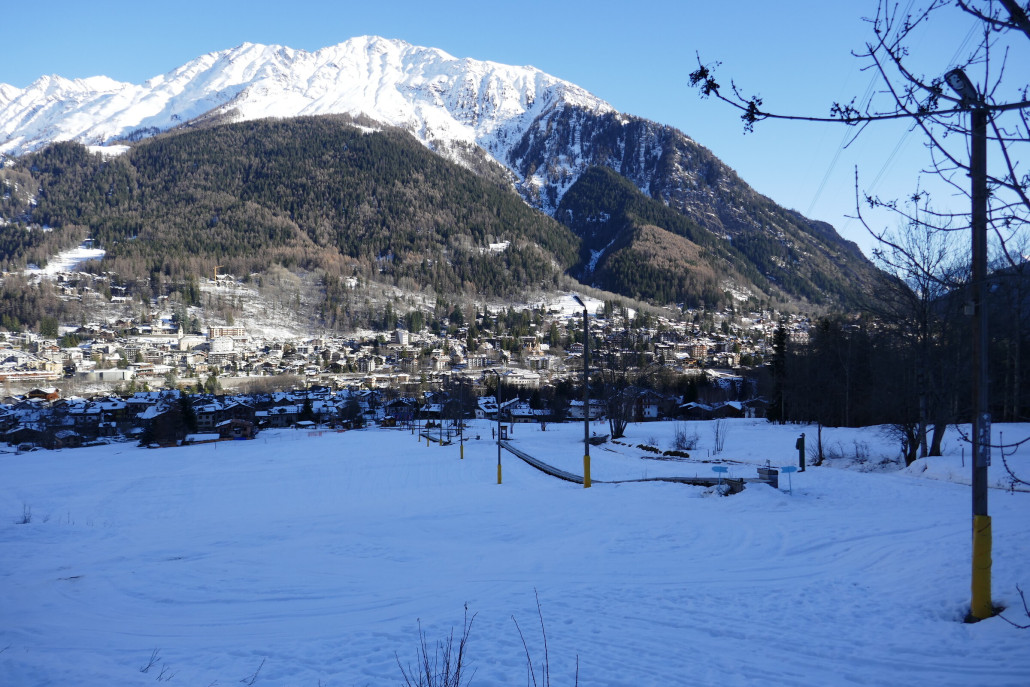 Im Tal dann zwei einsame Förderbänder, die zwar liefen, aber komplett im Schatten recht weit von Ort entfernt liegen, und noch nicht mal im Pistenplan eingezeichnet sind. Würde mich nicht wundern wenn da heute niemand mit gefahren ist.