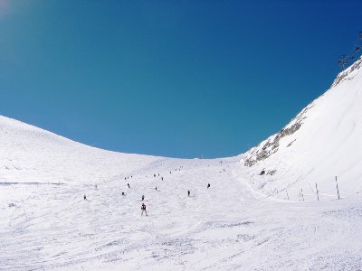 Herrliche Gletscherpiste &amp;quot;Signal&amp;quot;. Rechts die massiven Gletscherschliffe und die 4-KSB.