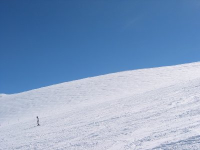 Die gewölbte Eiskalotte des Glacier de Mont de Lans. Links der Bildmitte verläuft die heute nicht gewalzte u. geöffnete rote Abfahrt &amp;quot;Le Dome&amp;quot;, das Glanzstück hier oben