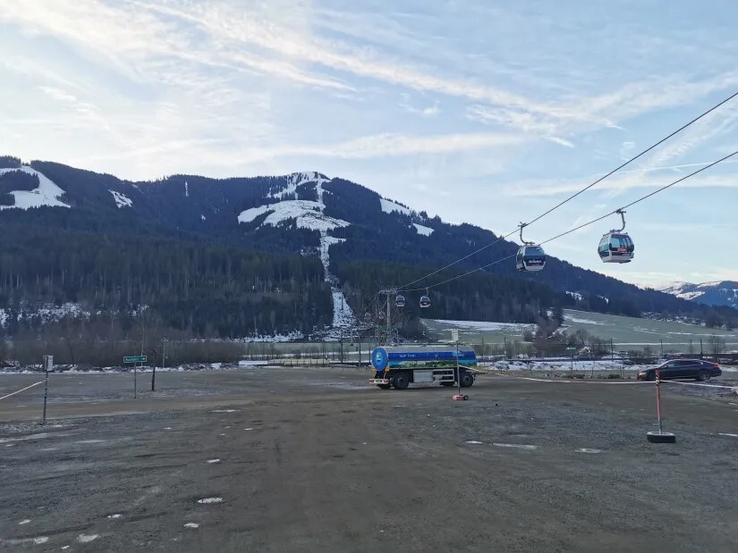 1. Parkplatz am Morgen. Noch recht leer.