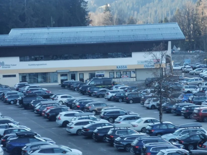 9. Großer Sprung zum Brandstadl. War geöffnet. Doch als ich 30 Meter(!) vom Eingang entfernt war, ging plötzlich der Rolladen runter. Aaaahhh! Das gibts doch nicht. Wollte schon im James Bond Stil noch im letzten Moment drunter durchrollen, bevor zu ist. Ich besann mich dann aber eines Besseren und schlenderte schweren Herzens zur standard 8 EUB zurück.