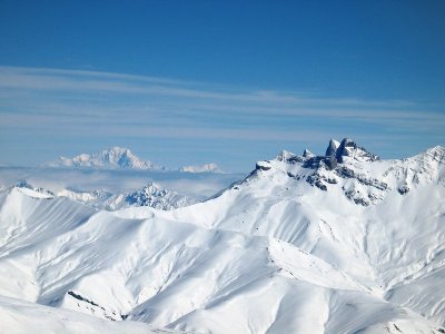 Aiguilles d´Arves, 3514 m und Mont Blanc, 4807 m. Schon etwas weiter weg als von den 3V oder Les Arcs