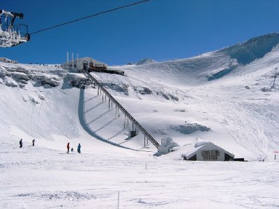 Der kurze Schrägaufzug bindet das Funiculaire Dome Express an das DMC an. Ganz rechts die DSB Jandri 4, reiner Sommerlift
