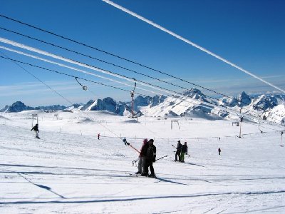 Hinten die SLte Dome Nord und Soreiller mit dem großen sommerlichen Snowpark