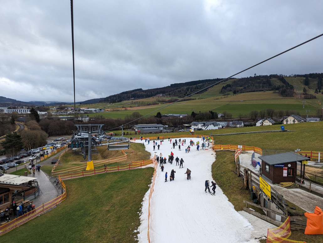 Wartezeiten gab es max. 1 Sessel. Dennoch verstellten einige Anfänger/Skikurse den unteren Teil.