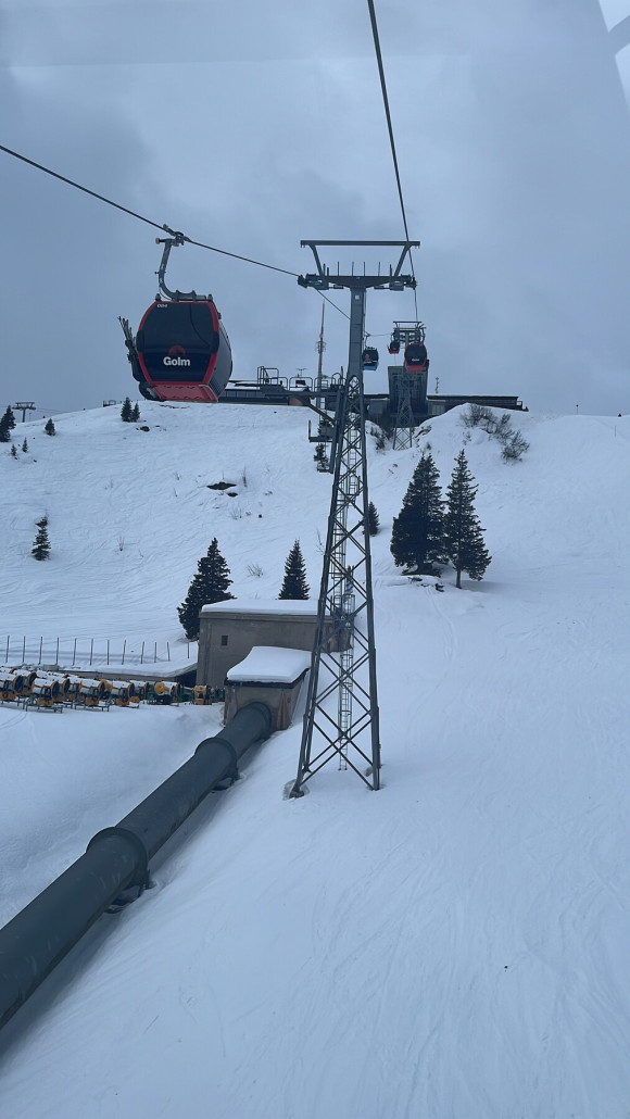 Hiervon gibt’s noch n Video… vielleicht schaff ich es noch das hochzuladen. Auf jeden Fall knifflig an der Stütze und es lagen auch bereits Skier unten unter der Trasse…