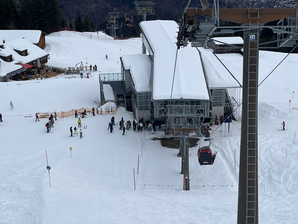 Oberhalb des GH Matschwitz wurde abgesperrt und alle zur EUB geleitet - die lange Schlange unterm Gebäude durch ist die Warteschlange für die Bergfahrt