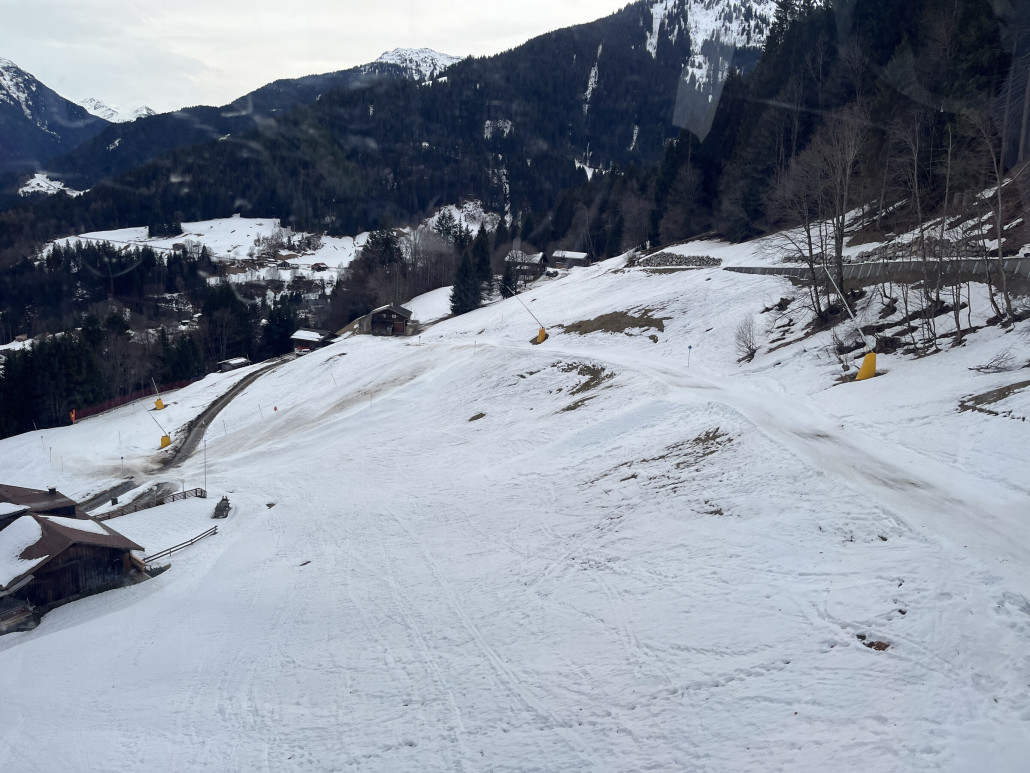 Und jetzt noch einige Bilder von der Talabfahrt weil ja immer wieder die Frage kommt „is die noch offen? Geht die noch?“ beides ist mit nein zu beantworten. Bis Latschau kann man mit viel gutem Willen durchkommen…