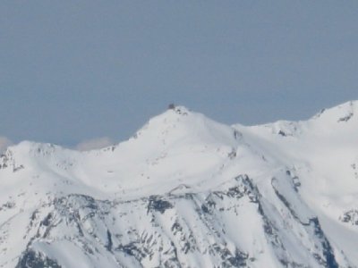 Zoom zum 3323 m hohen Pic Blanc mit der 4-SB Glacier. Man sieht wie steil der Gipfelhang ist, immerhin 370 Hm macht die 4-SB auf etwa 950 m Länge.