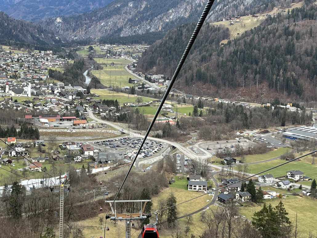 Und hier das obligatorische Parkplatzfüllungsbild - heute war der P4 nur mit Dauerparkern belegt (hinten rechts an der Industriehalle), P3 waren einige wenige Plätze belegt und P2 (der kleine rechts des Baches) und P1 waren voll. Von den 14 Ladesäulen waren den Tag über immer zwischen 10-12 belegt.