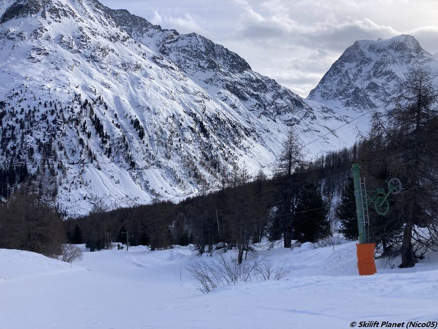 Blaue Piste und Skilift Fontanesses 2