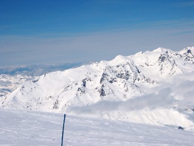 Man steht auf gleicher Höhe wie die Grandes Rousses. Von Westen zieht eine ordentliche Front langsam herein. Der Pic Blanc verblasst von der Höhe her gesehen...