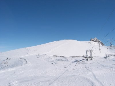 Vorne die Bergstation der SLte Puy-Salié, die im eisfreien Bereich steht, in dem auch das Funiculaire endet. Hinten der Dome de la Lauze, 3523 m mit dem SL.