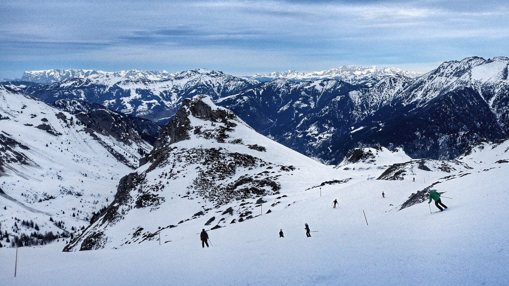 Im Norden strahlen die Gipfel in der Sonne