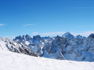 Der südlichste 4000er der Alpen, die 4102 m hohe Barre des Ecrins, man sieht das markante Eisschild des Glacier Blanc nach Norden.