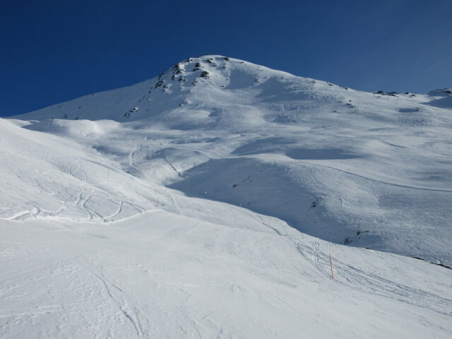 Die Schwarze Abfahrt, rechts die Wiegenabfahrt, im Hintergrund der Gueser Kopf (2.740 m)