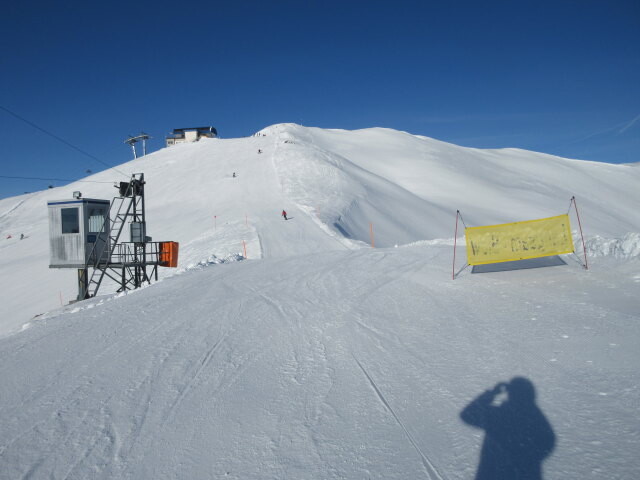 Zufahrt zum 2-SL Panorama, im Hintergrund das Tscheyegg (2.666 m) mit der Bergstation des 6-CLD-B Tscheyeck (2.662 m)