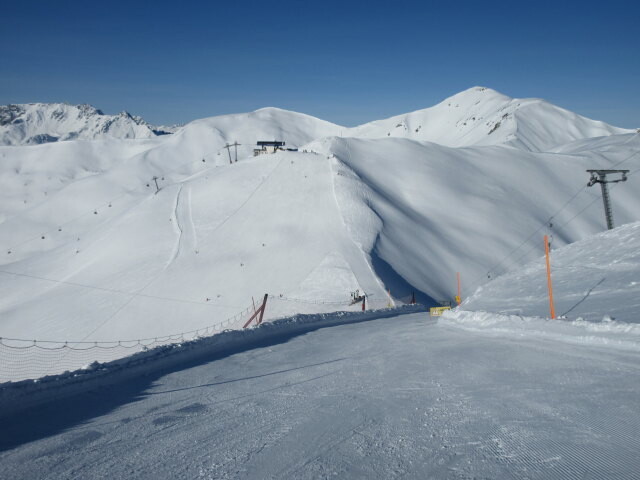 Hilfsabfahrt (rechts der 2-SL Panorama), im Hintergrund das Tscheyegg (2.666 m) mit der Bergstation des 6-CLD-B Tscheyeck (2.662 m)