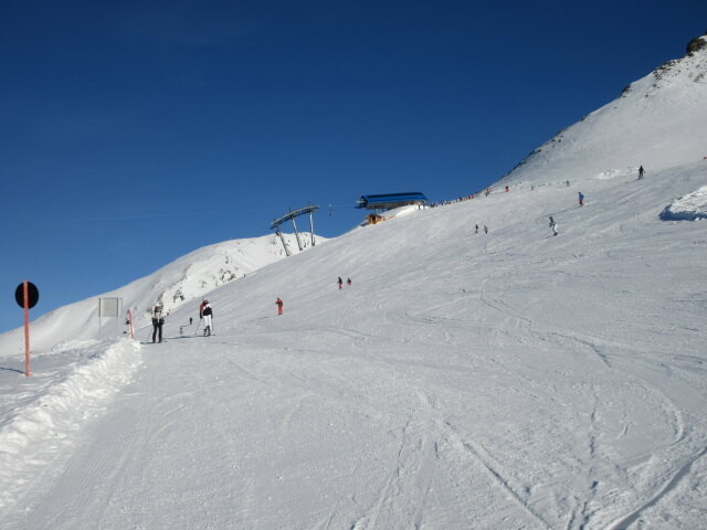 Almtalabfahrt, im Hintergrund die Bergstation des 8-CLD Zirm (2.496 m)
