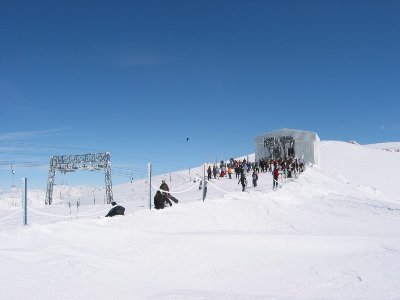 Ausstieg der SLte. In dem Turm enden die Aufzüge vom Funiculaire Dome Express