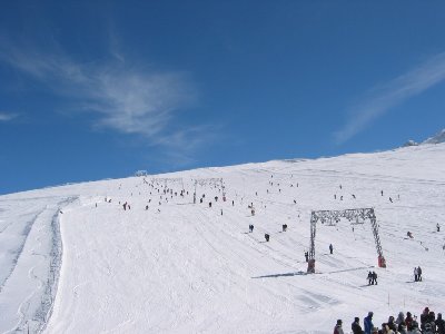 Das Herzstück des Gletscherskigebiets, die 1,4 km langen Doppel-SLte, überwinden 260 Hm bis auf 3417 m