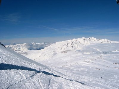 Blick nach Nordosten. Man sieht das große Grandes Rousses-Massif und die großen freien Hänge in Richtung Variante Clot de Chalance
