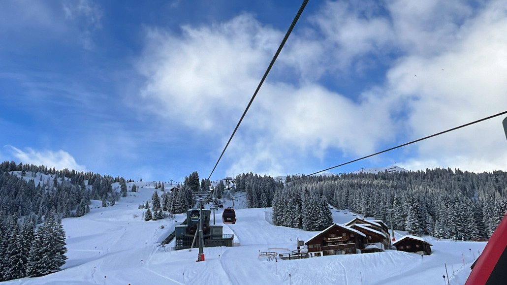 Kurz vor der Mittelstation Matschwitz mit der gleichnamigen Hütte nach links geht der Winterwanderweg weg über die Alpen