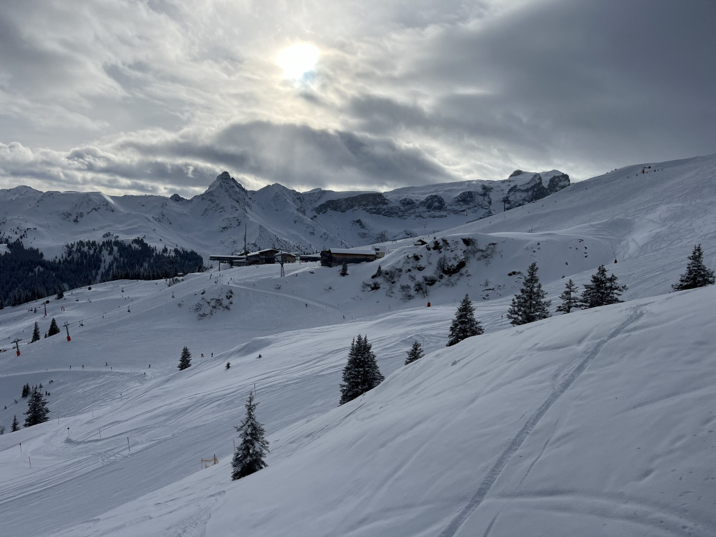 Und der Seitenblick auf das Herz des Golm - der Bergstations und Skischulkomplex. Ersterer wird in den kommenden Jahren komplett umgebaut. Neue Sesselbahn und neues Restaurant mit Shops etc.