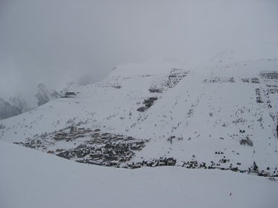 Vom Pied Moutet hat man schöne Blicke auf Crêtes und den Ort. Leider hat sich das Wetter mittlerweile verschlechtert.