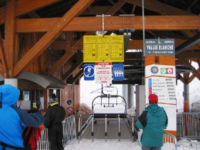 Bj 1998. Dank dem Förderband wirklich sehr flott, mit 1,5 km als 4-SB aber viel zu lang. Morgens häufig große Wartezeiten.