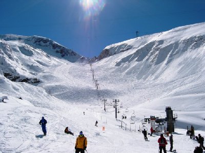 Die komplette Combe du Thuit von unten (1950 m). Die 3-SB überwindet auf 1,4 km immerhin 465 Hm.