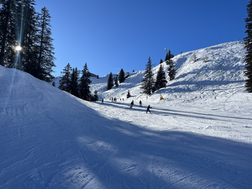 Schönstes Wetter treibt die Leute auf die Piste